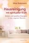 „Hausreinigung mit spiritueller Kraft“ von Silvia Stolzmann. Helles Wohnzimmer mit weißen und pastellfarbenen Möbeln.
