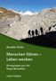 "Anselm Grün, Menschen führen – Leben wecken, Anregungen aus der Regel Benedikts, VIER TÜRME" 
Oben Berglandschaft, Schatten von Menschen., Buch