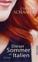 "Dieser Sommer in Italien" von Carolin Schairer, Roman. Nahaufnahme einer Frau mit roten Haaren., Buch