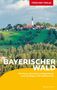 "Trescher Verlag" steht oben auf rotem Hintergrund. Dorf auf Hügel, viele Wälder, ein Kirchturm, grünes Land., Buch