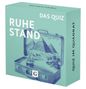 RUHESTAND, DAS QUIZ, QUIZ IM QUADRAT. Illustration eines Koffers mit Pyramide, Segelboot und Palmen., Buch