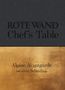 "ROTE WAND Chef's Table" oben, "Alpine Avantgarde im alten Schulhaus" unten auf dunklem und goldfarbenem Hintergrund., Buch