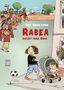 "RABEA SUCHT IHRE OMA" steht in großen roten Buchstaben, unten eine Kinderillustration mit Kinderwagen und Gruppe mit Flaggen., Buch