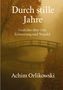"Durch stille Jahre. Gedichte über Zeit, Erinnerung und Wandel. Achim Orlikowski." Ein Steg über einen nebligen Fluss im Herbst., Buch