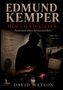 Text: „Edmund Kemper: Der Co-Ed-Killer. Anatomie eines Serienmörders.” Silhouette, Küste bei Nacht, Polizeilichter., Buch