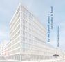 "Für die Zukunft gebaut – Architektur in Kassel" steht in großen roten Buchstaben. Modernes Bürogebäude im Hintergrund., Buch
