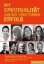 Text: "Mit Spiritualität zum wirtschaftlichen Erfolg". Darunter Porträts von neun Personen, farbenfrohes Design., Buch