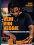 "Veni Vidi Veggie: 60 Rezepte für unwiderstehlich gutes Gemüse" von Geneal Harreman. Ein Koch schneidet Kürbis., Buch