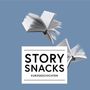 Text: "STORY SNACKS KURZGESCHICHTEN". Zwei schwebende, offene Bücher auf blauem Hintergrund., Buch