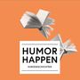 Text: "HUMOR HAPPEN KURZGESCHICHTEN". Zwei geöffnete Bücher auf orangefarbenem Hintergrund., Buch