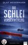 "Die Schlei Verschwörung" von Olaf Wegermann. Polizeiabsperrung über Wasser mit Boot im Nebel., Buch