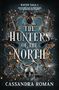 "Raven Saga I: Anyone who eats 333 bird hearts can transform into a raven. The Hunters of the North. Cassandra Roman."  
Verzierte Elemente mit Raben, Helmen und Schwertern., Buch