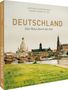 Text: "Deutschland: Eine Reise durch die Zeit" von Berthold Steinhilber und Sabine Böhne-di Leo. Unten: grüne Wiese und Stadtansicht., Buch