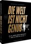 „DIE WELT IST NICHT GENUG“ in großen, goldenen Buchstaben. Schwarz-weiße Figur neben Weltkarte.