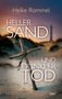 „Heike Rommel: Heller Sand und dunkler Tod. Norderney-Krimi.“ Ein Kreuz aus Ästen im Sand mit Leuchtturm im Hintergrund., Buch