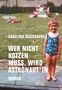 Text: "ANGELINA MACCARONE. WER NICHT KOTZEN MUSS, WIRD ASTRONAUT*IN. ROMAN." 
Ein Kind in einem bunten Badeanzug lächelt. Im Hintergrund ein Spielplatz., Buch