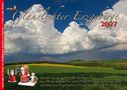 "Glanzlichter Erzgebirge 2027" ziert die Landschaft. Unten Figuren: Weihnachtmänner, Bäume vor hügeliger, grüner Szene.