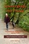 "Spaziergänge mit Frieda. Gemeinsam entdecken wir unsere Welt." Eine Frau geht mit einem Hund auf einem Waldweg., Buch