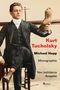 Text: "Kurt Tucholsky", "Michael Hepp", "Monographie", "Neu bebilderte Ausgabe". Ein Mann in Anzug hält eine Büste., Buch
