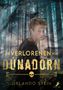 Text: "Die Verlorenen von Dínadorn", "Orlando Stein", "dead soft". 
Ein junger Mann im Wald. Mystische Atmosphäre., Buch