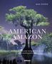 "AMERICAN AMAZON" in weißen Buchstaben, darunter ein großer Baum bei Nacht über einem nebligen Gewässer., Buch