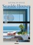 "LIVING IN STYLE Seaside Houses." Helle Sitzmöbel, Liegestuhl, Meerblick, große Fenster, moderne Hängelampen, grüner Baum., Buch