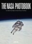 Text: "THE NASA PHOTOBOOK. From NASA’s Early Flights to Artemis’s Return to the Moon". Ein Astronaut im Raumanzug schwebt im All über der Erde., Buch