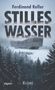 "Ferdinand Keller. STILLES WASSER. Krimi." Ein modernes Gebäude in einer schneebedeckten Waldlandschaft., Buch