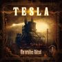 Oben "TESLA", unten "Ein uraltes Rätsel". Ein düsteres Gebäude mit Blitzen und altertümlichen Verzierungen., CD