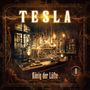 Text oben: "TESLA". Unten: "König der Lüfte". Zahl "8" in einem dekorativen Rahmen. Illustration eines Labors., CD