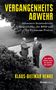 „Vergangenheitsabwehr: Adenauers Staatssekretär Hans Globke, der BND und der Eichmann-Prozess“ von Klaus-Dietmar Henke. Zwei Männer unterhalten sich auf einem Weg, umgeben von Bäumen und Büschen., Buch