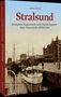 Text: "Stralsund: Zwischen Kaiserreich und Nachkriegszeit. Eine historische Bilderreise" von Andre Kobsch. Coverbild zeigt alten Hafen., Buch