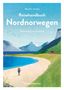 „Reisehandbuch Nordnorwegen“ von Marielle Janotta, Illustration: Küste mit Strand, Bergen, einem kleinen roten Haus und blauem Himmel., Buch