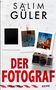 „Şalim Güler. Der Fotograf. Tatort Köln. Krimi.“ Eine Kamera, Polaroid-Fotos von einer Kirche und eine Brücke., Buch