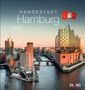 HANSESTADT Hamburg 2027. Ein rotes Flaggenlogo. Stadtansicht mit Fluss und moderner Architektur bei Sonnenuntergang., Kalender
