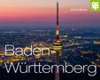 "Baden-Württemberg". Im Hintergrund eine Stadtlandschaft bei Dämmerung, dominiert von einem hell erleuchteten Fernsehturm., Buch