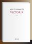 Text: "Knut Hamsun, Victoria, BOER". Ein schlichtes Buchcover mit weißem Hintergrund und minimalistischem Design., Buch