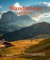"Wanderlust Alpen" in roter Schrift. Im Hintergrund majestätische Berge, vorne ein Wanderer auf einer Wiese.