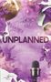 „UNPLANNED“ von Alica H. White. Darunter: „Mehr als ein Spiel“. Ein Football, Kopfhörer, Mikrofon, lila Blumen., Buch