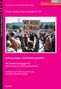 "We need a change" auf Schild, Menschenmenge, pinker Hintergrund, Titel: "Dieter Baacke Preis Handbuch 20"., Buch