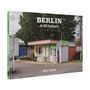 "BERLIN in 80 Imbissen" und "Björn Kuhligk". Eine Imbissbude mit dem Namen "Paradies Grill", umgeben von Bäumen., Buch