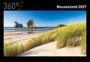 Texts: "360°", "Neuseeland 2027". Sanddünen und grasbewachsener Strand mit felsigen Inseln im blauen Meer., Kalender