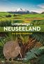„Unterwegs in Neuseeland. Das große Reisebuch“. Ein Kiwi-Vogel vor grüner Landschaft mit schneebedeckten Bergen.