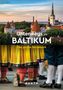 „Unterwegs im Baltikum. Das große Reisebuch.“ Oben Altstadt mit Türmen, unten bunte Trachten und traditionelle Kleidung., Buch