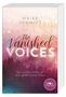 „The Vanished Voices“ von Maike Schmitt; Untertitel: „Sein größter Fehler ist ihre gefährlichste Story“. Hintergrund: Nebelwald., Buch