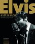 „Elvis: A Life in Music“, beschreibt Aufnahmesessions und Tonträger von 1953–2016. Schwarz-weißes Foto von Sänger am Mikrofon.