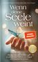 Ein Schmetterling sitzt auf einer Hand vor einem verschwommenen Hintergrund. Texte: "Wenn deine Seele weint"., Buch