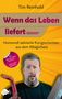 "Wenn das Leben liefert" von Tim Reinhold. Humorvolle, satirische Kurzgeschichten. Person hält rosa Gegenstand und Paket., Buch