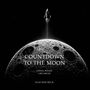 "COUNTDOWN TO THE MOON. A SMALL ROCKET. A BIG DREAM." Joachim Beck. Eine Rakete fliegt über einen detailreichen Mond., Buch