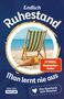 "Endlich Ruhestand: Man lernt nie aus." Ein Liegestuhl, Aktentasche und bunter Kegel am Strand., Buch